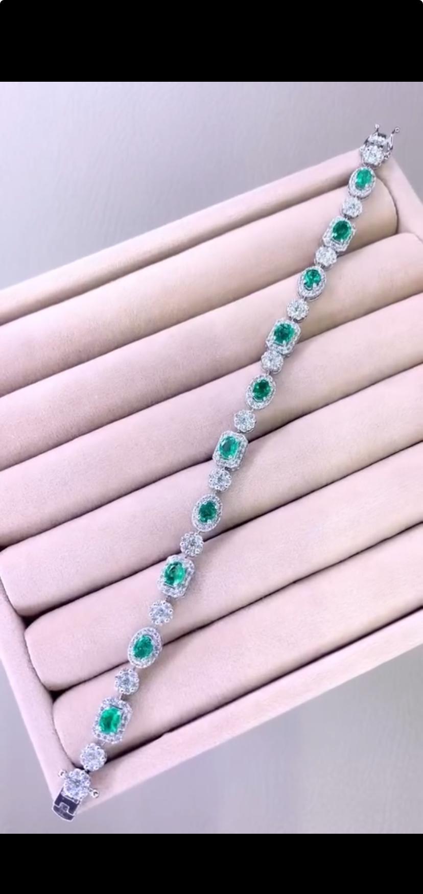 Anello in oro 18 carati con smeraldo dello Zambia certificato AIG da 4,00 carati e diamanti da 3,00 carati In condizioni Nuovo in vendita a Massafra, IT
