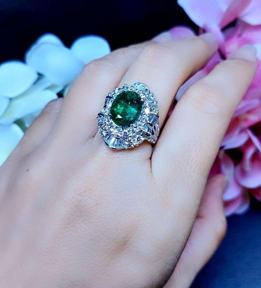 18 Karat Goldring, AIG-zertifizierter 4,00 Karat sambischer Smaragd 3,30 Karat Diamanten im Angebot 5