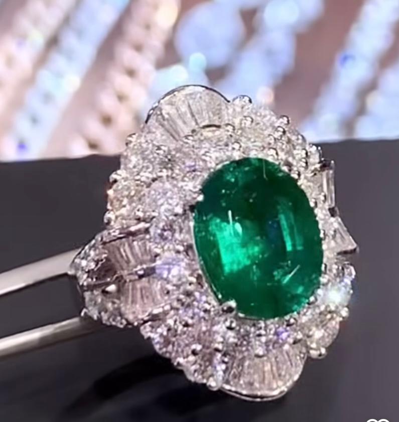 Ein außergewöhnlicher Modering, so exzentrisch und elegant, ein echtes Kunstwerk.
Ring aus 18-karätigem Gold mit einem natürlichen sambischen Smaragd mit perfektem ovalem Schliff, feiner Qualität und Güte, spektakuläres lebhaftes Grün, 4,20 Karat,