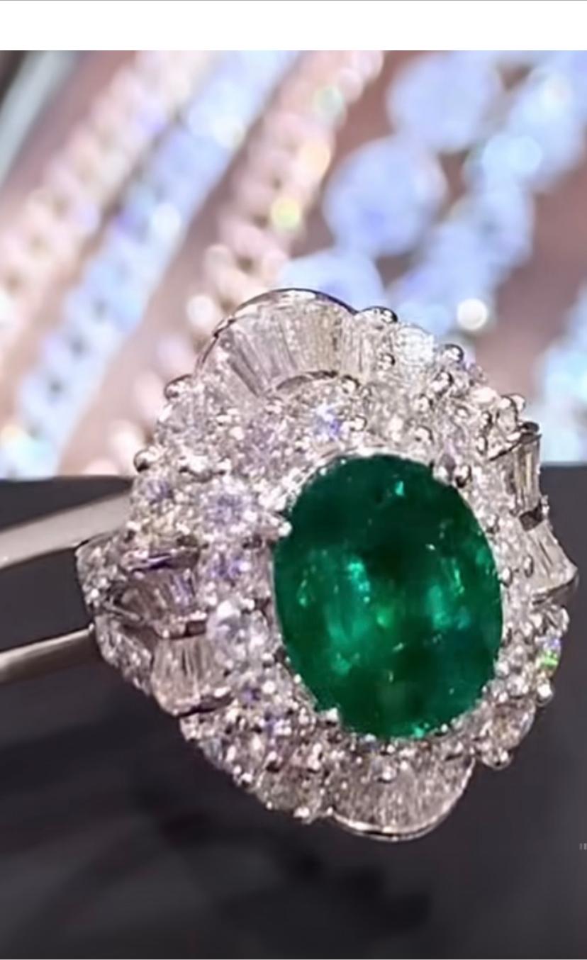 18 Karat Goldring, AIG-zertifizierter 4,00 Karat sambischer Smaragd 3,30 Karat Diamanten Damen im Angebot