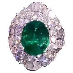 AIG Certified 4.00 Ct Zambian Emerald 3.30 Ct Diamonds 18k Gold Ring
