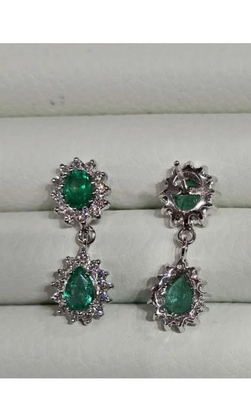 Ces boucles d'oreilles exquises en émeraudes et diamants au design moderne, au style glamour et chic, rehaussent votre beauté intemporelle et ajoutent une touche de classe et de sophistication à votre look.
Ces magnifiques boucles d'oreilles en or