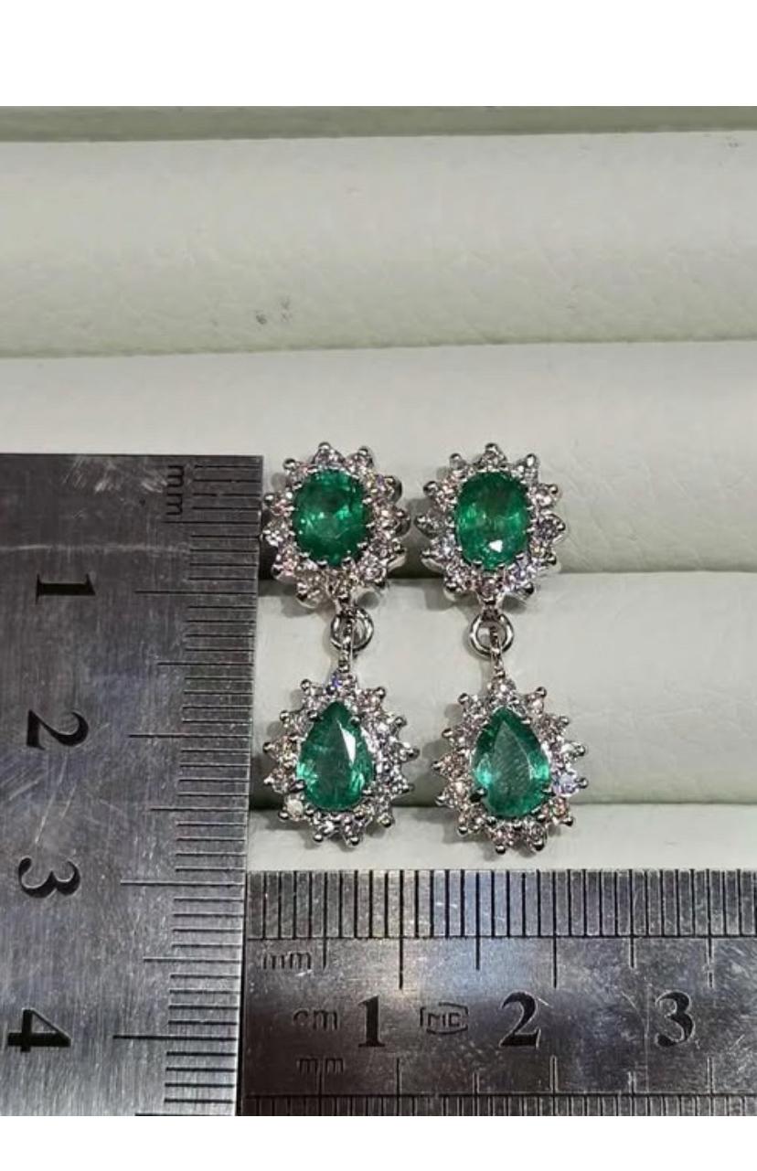 Taille mixte Boucles d'oreilles en or 18 carats certifiées AIG 4,00 ct d'émeraudes zambiennes 1,30 ct de diamants en vente