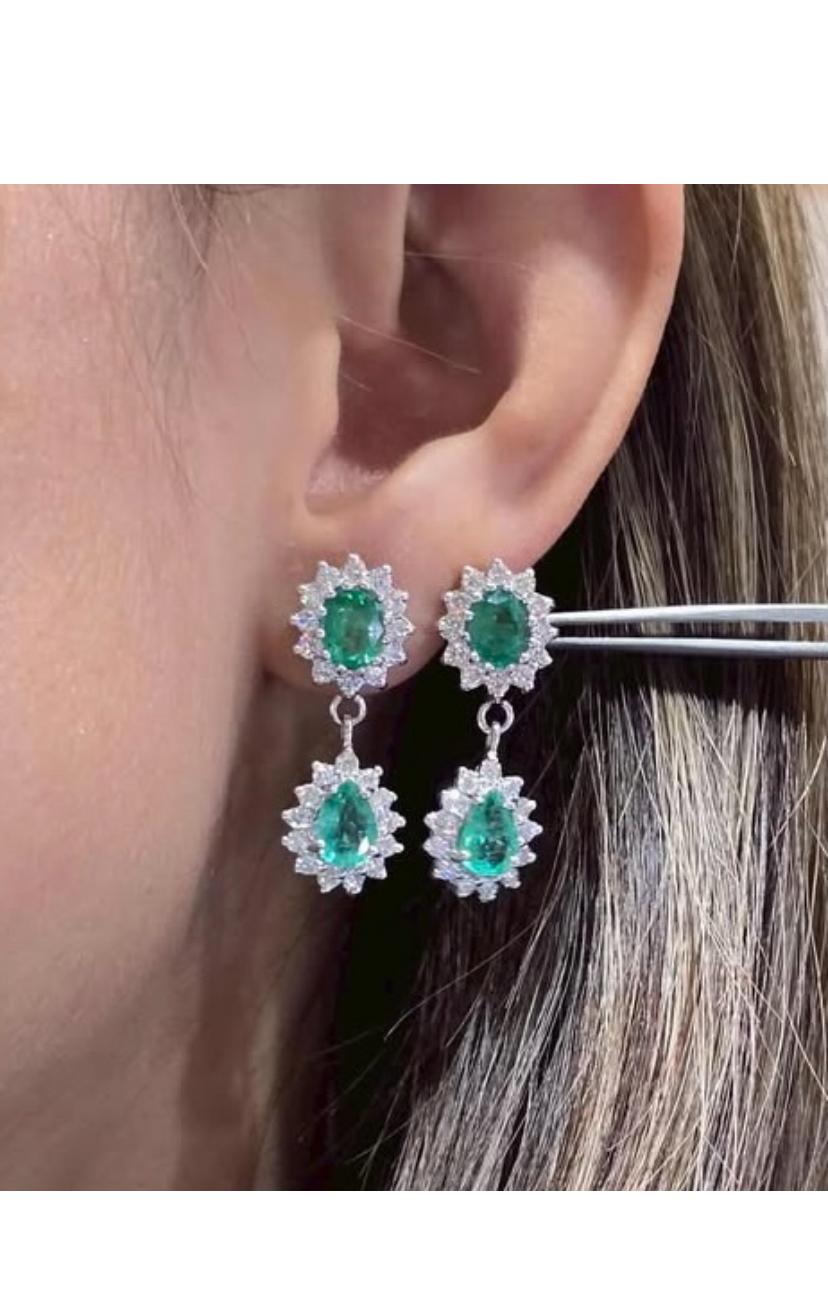 Boucles d'oreilles en or 18 carats certifiées AIG 4,00 ct d'émeraudes zambiennes 1,30 ct de diamants Neuf - En vente à New Delhi, Delhi