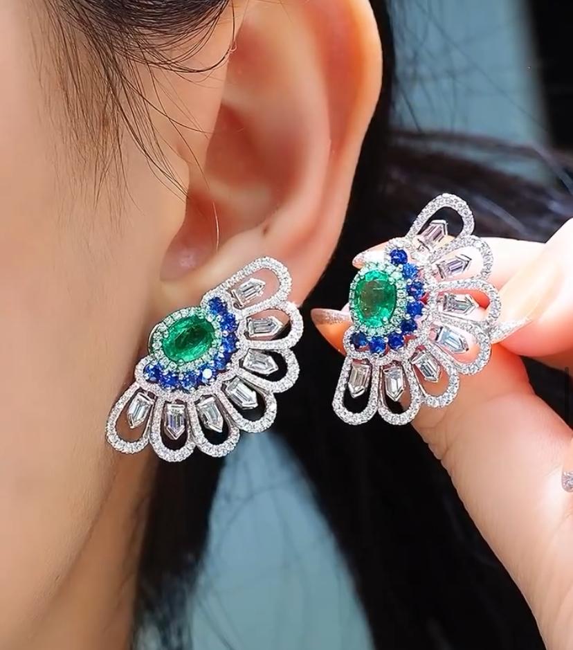 AIG Certified 4.00 Ct Zambian Emeralds 3.60 Ct Diamonds 2.00 Ct Sapphire Earring In New Condition For Sale In Massafra, IT