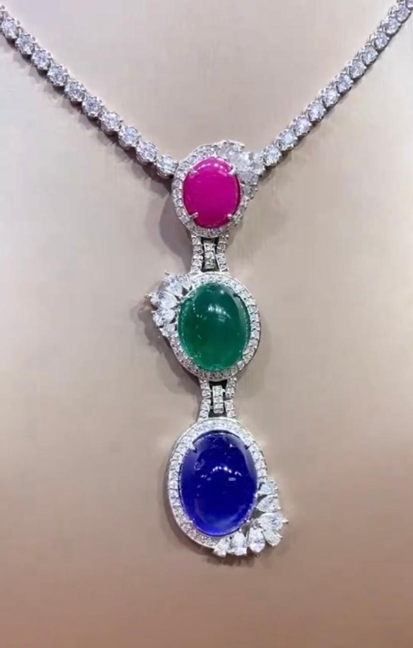 Cabochon Ciondolo di diamanti con smeraldo e tanzanite certificato AIG 40,00 ct Burma Ruby Zambian Emerald in vendita