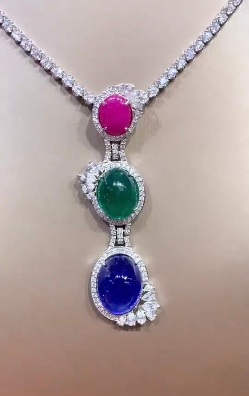 Ciondolo di diamanti con smeraldo e tanzanite certificato AIG 40,00 ct Burma Ruby Zambian Emerald In condizioni Nuovo in vendita a Massafra, IT
