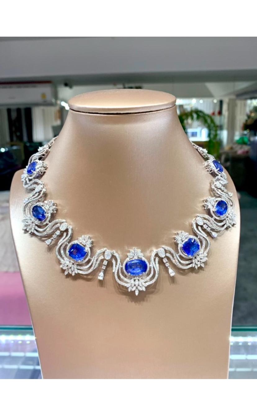 Questa squisita collana presenta 40,00 carati di zaffiri di Ceylon. radianti e striature.
Accentuato da diamanti scintillanti, incarna l'eleganza e il lusso, rendendolo un pezzo da collezione straordinario che cattura l'essenza della bellezza senza