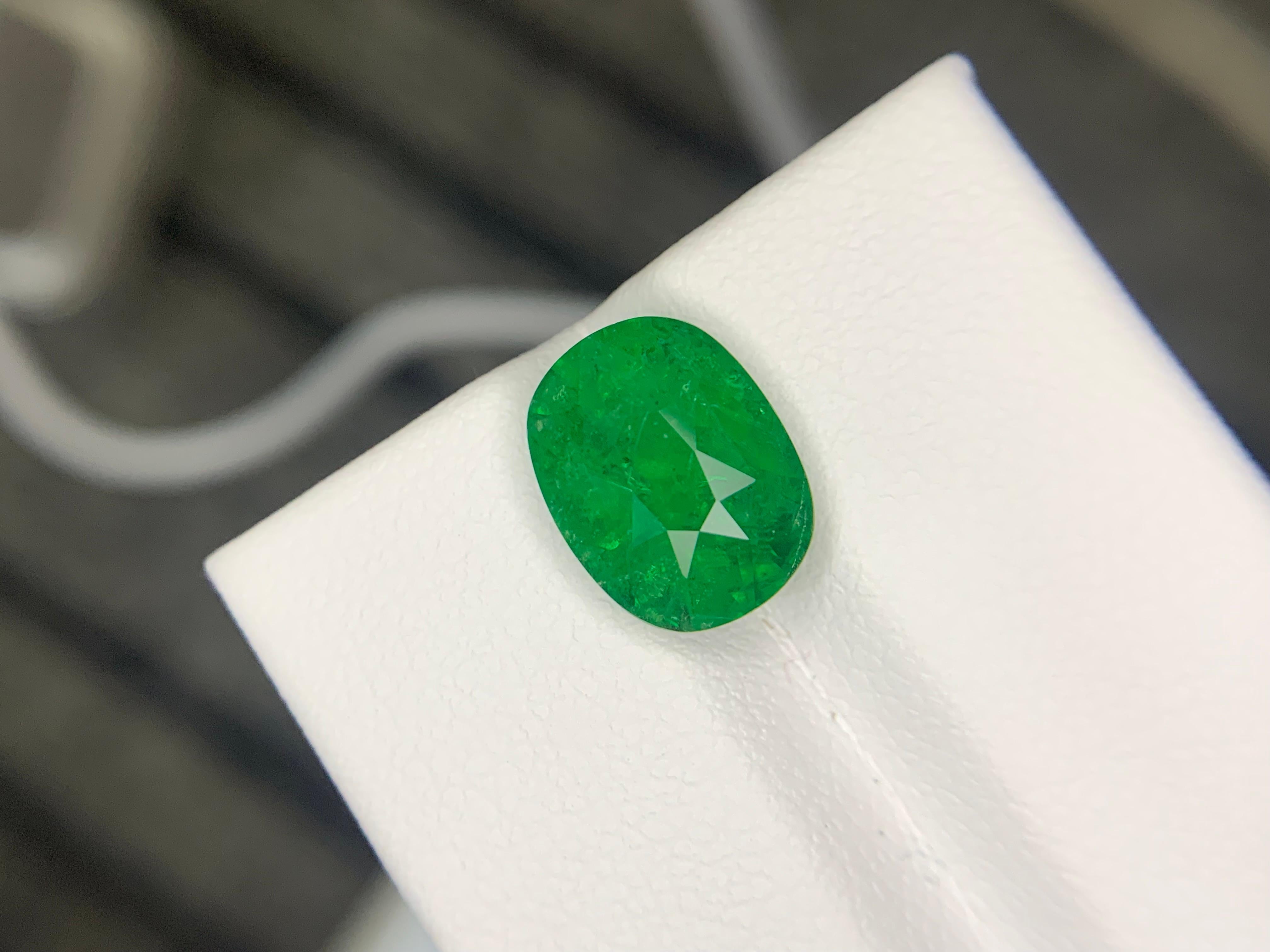 AIG Certified 4.02 Carat Natural Loose Tsavorite Garnet Cushion Shape Gemstone (pierre précieuse en forme de coussin) en vente 4