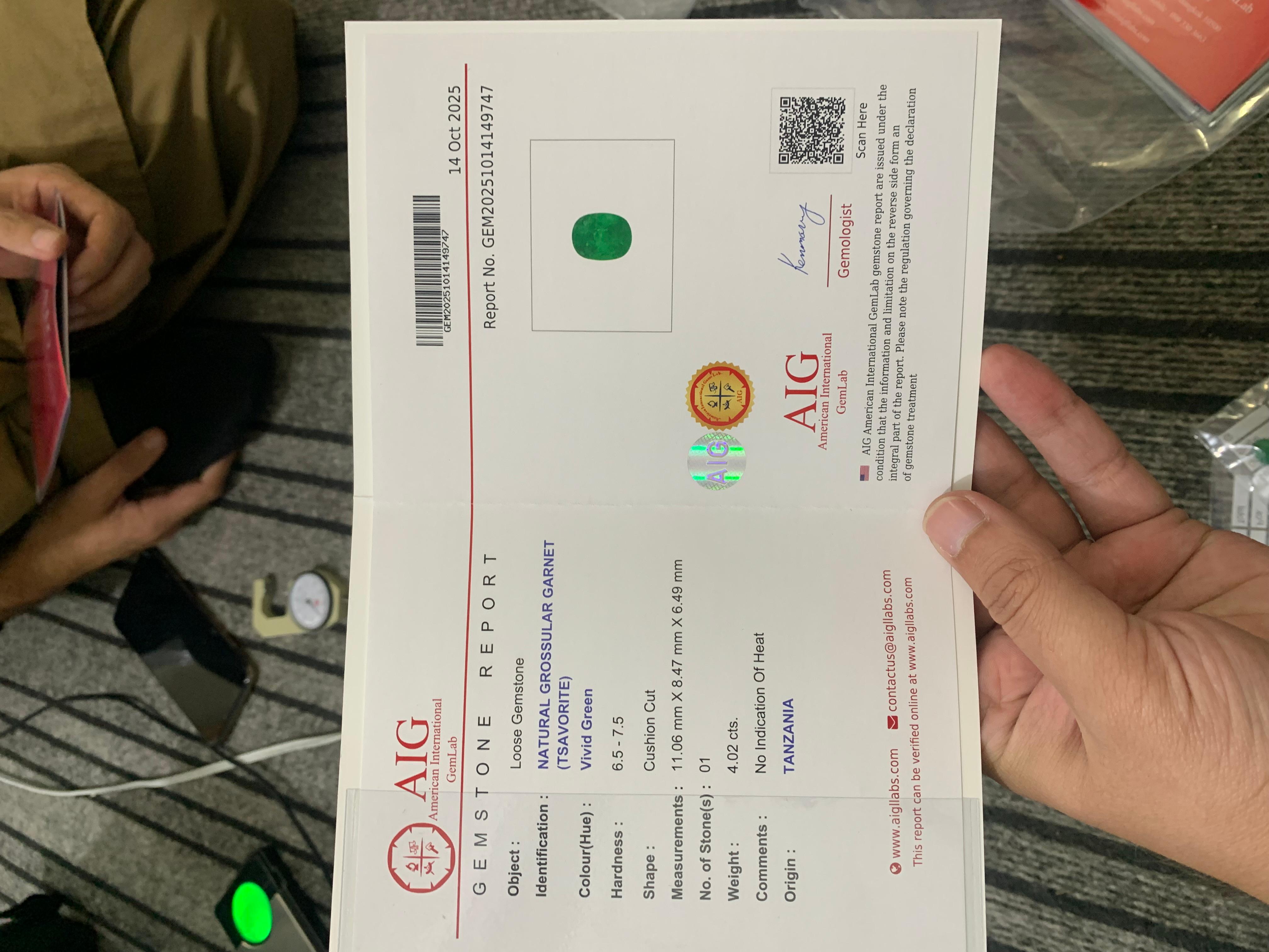 AIG Certified 4.02 Carat Natural Loose Tsavorite Garnet Cushion Shape Gemstone (pierre précieuse en forme de coussin) en vente 8