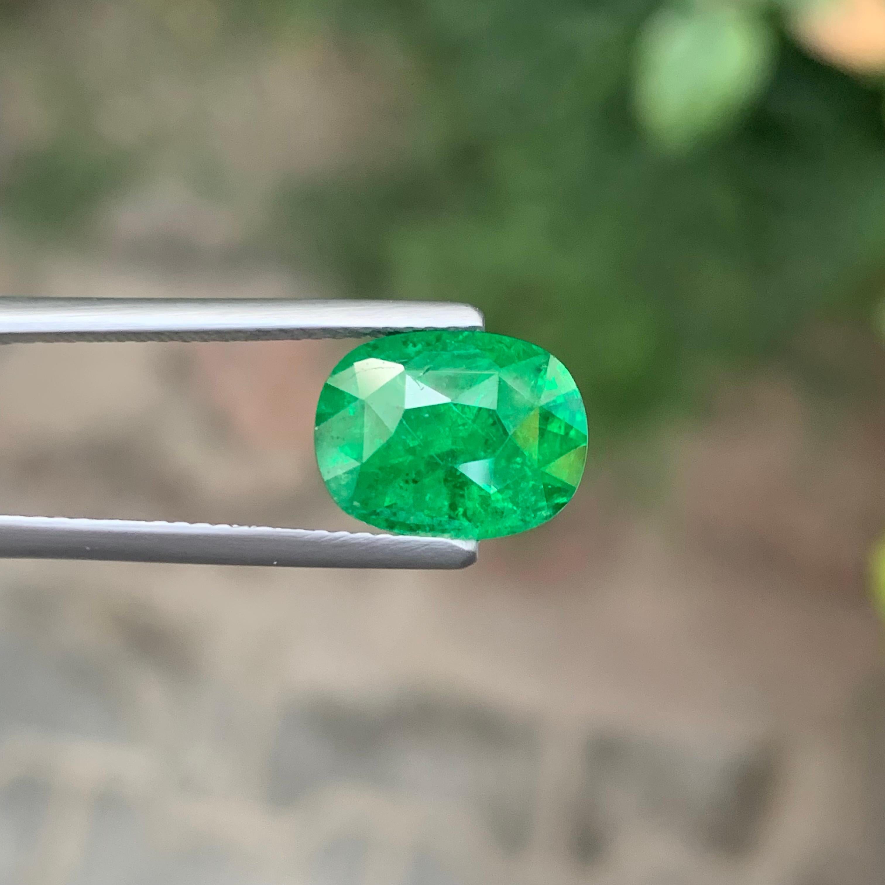 Taille coussin AIG Certified 4.02 Carat Natural Loose Tsavorite Garnet Cushion Shape Gemstone (pierre précieuse en forme de coussin) en vente