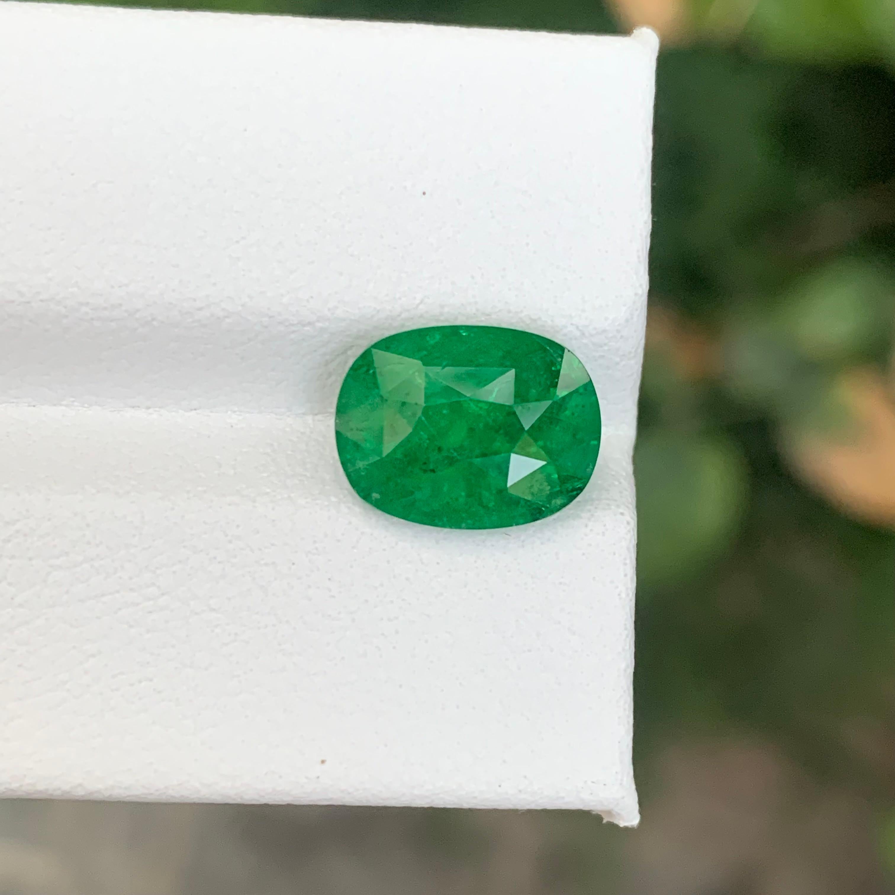 AIG Certified 4.02 Carat Natural Loose Tsavorite Garnet Cushion Shape Gemstone (pierre précieuse en forme de coussin) Neuf - En vente à Peshawar, PK