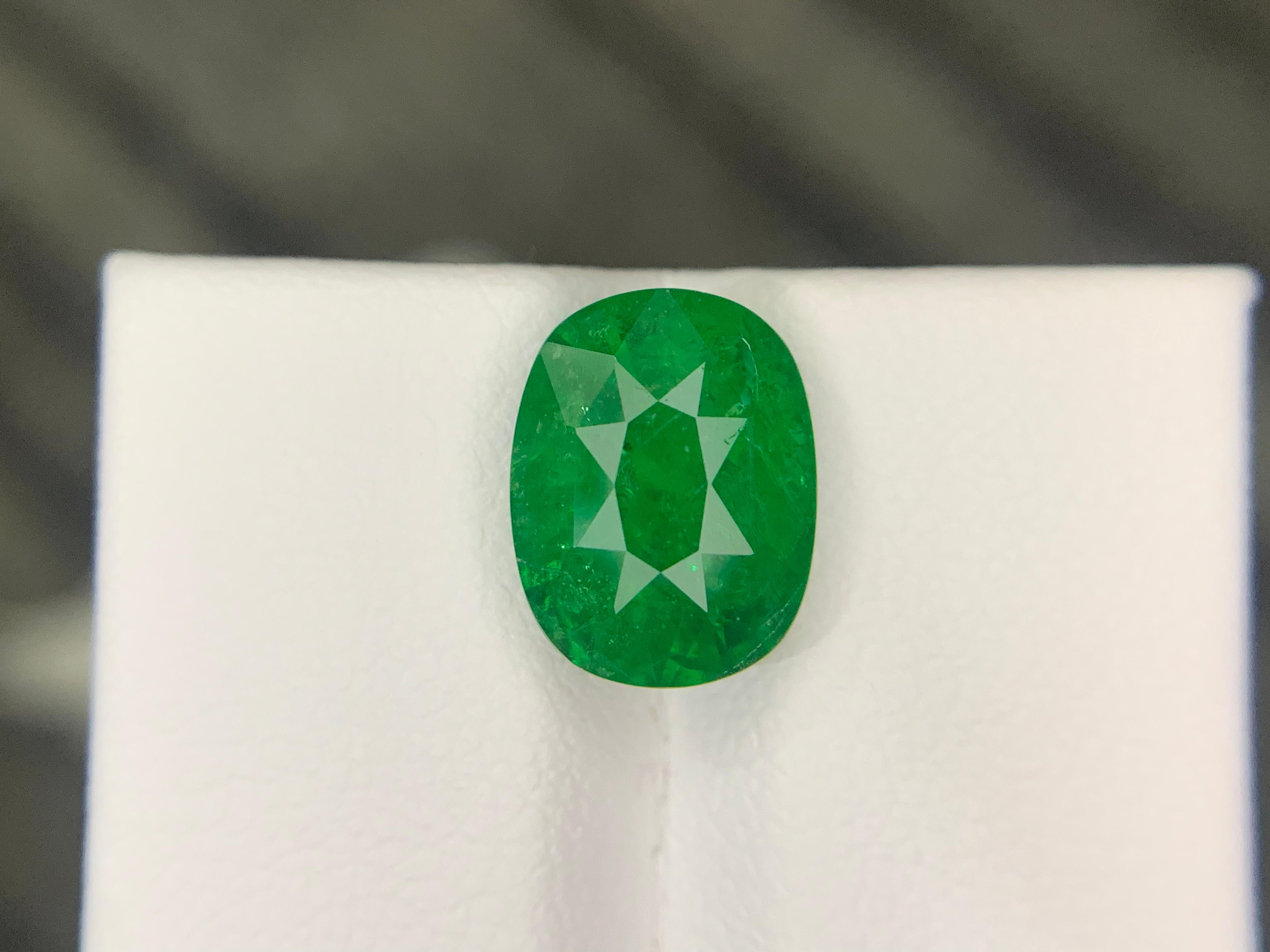 AIG Certified 4.02 Carat Natural Loose Tsavorite Garnet Cushion Shape Gemstone (pierre précieuse en forme de coussin) Unisexe en vente