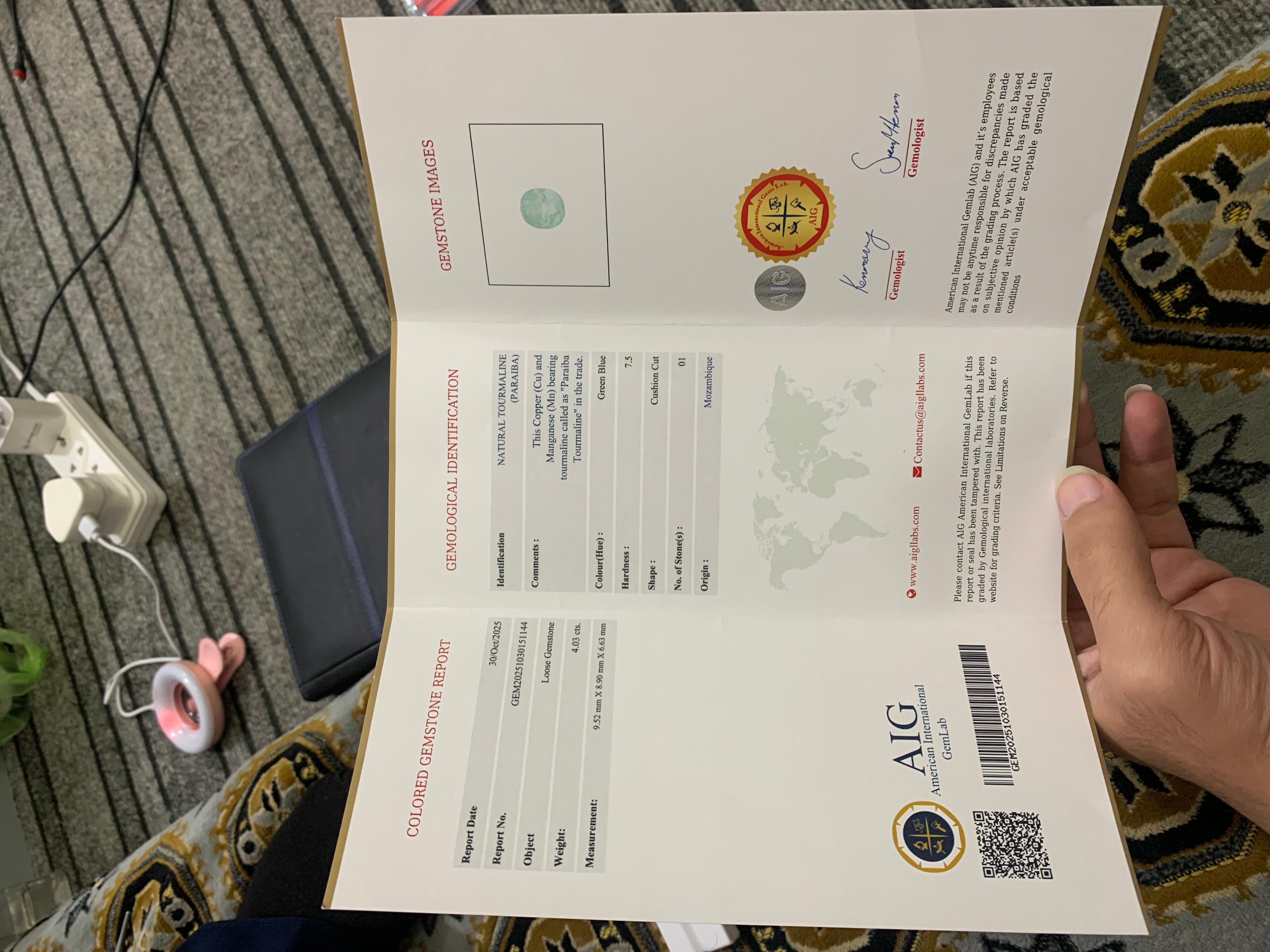 AIG Certified 4.03 Carat Natural Loose Paraiba Tourmaline Cushion Shape Gemstone (pierre précieuse en forme de coussin) en vente 9