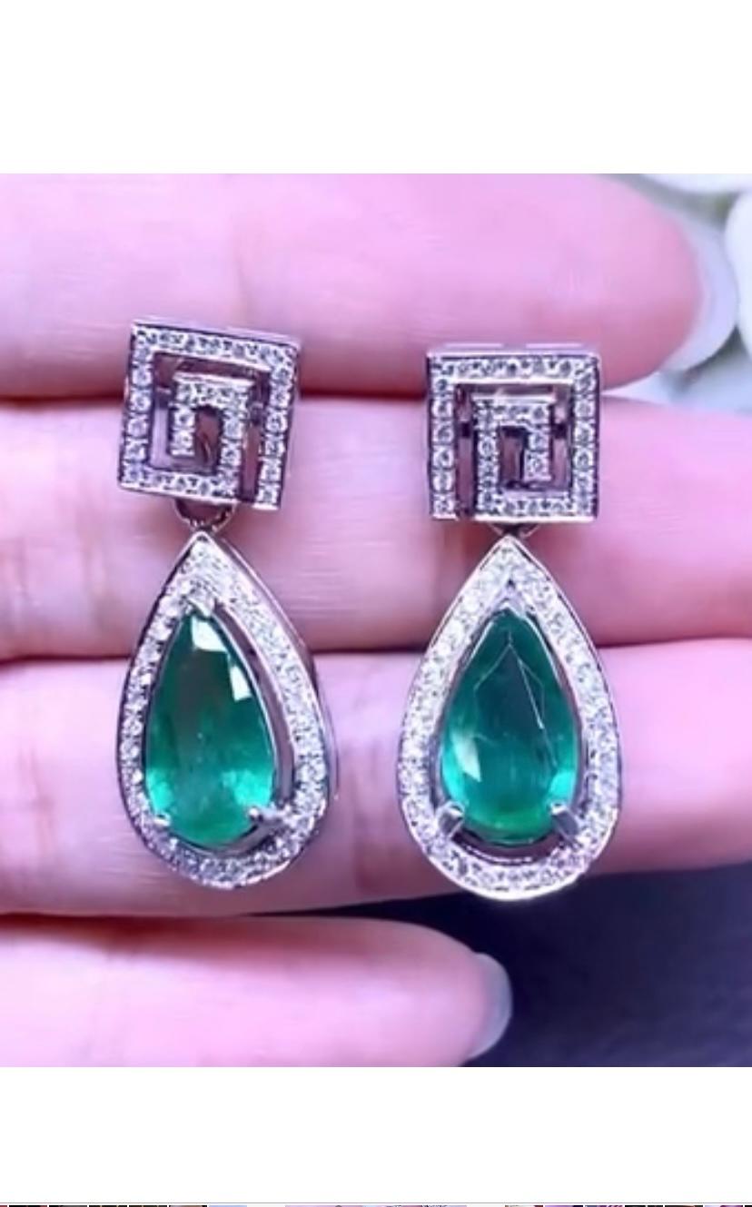 Stunning design, original and chic.
Earrings come in 18k gold with two pear cut Zambia emeralds of 4,07 carats ,fine quality, and round brilliant cut diamonds of 1,37 carats,F/VS.
Very original and refined design by Italian designer.
Handcrafted by
