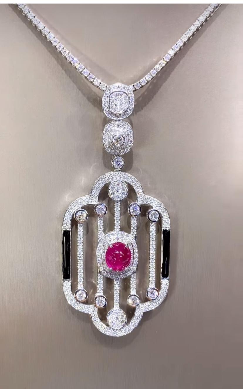 Pendentif exquis en rubis de Birmanie et diamants.
Fabriqué avec une attention méticuleuse pour les détails et avec un soin extrême pour la fabrication.
Le design contemporain captive, attire l'attention et rehausse la beauté du cou.
Le rubis rouge,