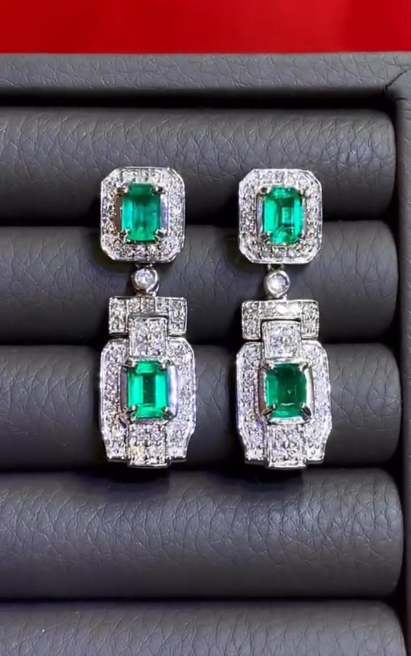 Un esclusivo orecchino con smeraldi e diamanti, dal design Art Deco, elegante e raffinato.
Aggiungi un tocco di charme e raffinatezza al tuo look.
Gli splendidi orecchini sono realizzati in oro 18 carati con 4 smeraldi dello Zambia di 4,10 carati,