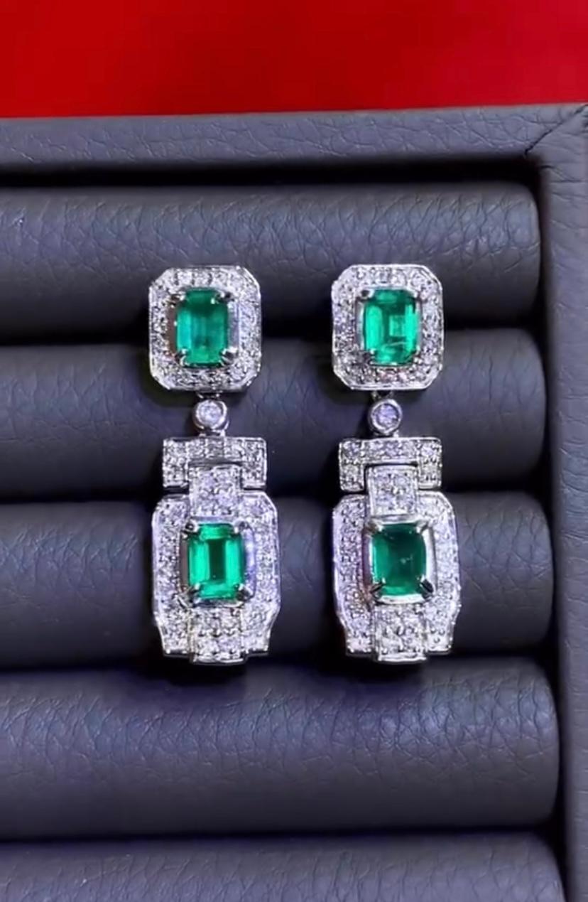 Art Déco Orecchini in oro 18K con smeraldo dello Zambia certificato AIG 4,10 e diamanti 1,60 carati in vendita