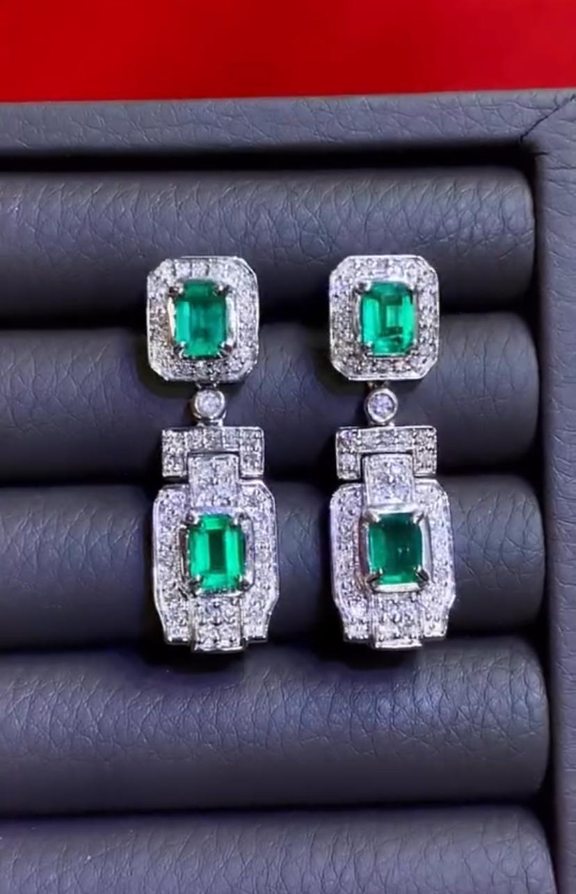 Orecchini in oro 18K con smeraldo dello Zambia certificato AIG 4,10 e diamanti 1,60 carati In condizioni Nuovo in vendita a Massafra, IT