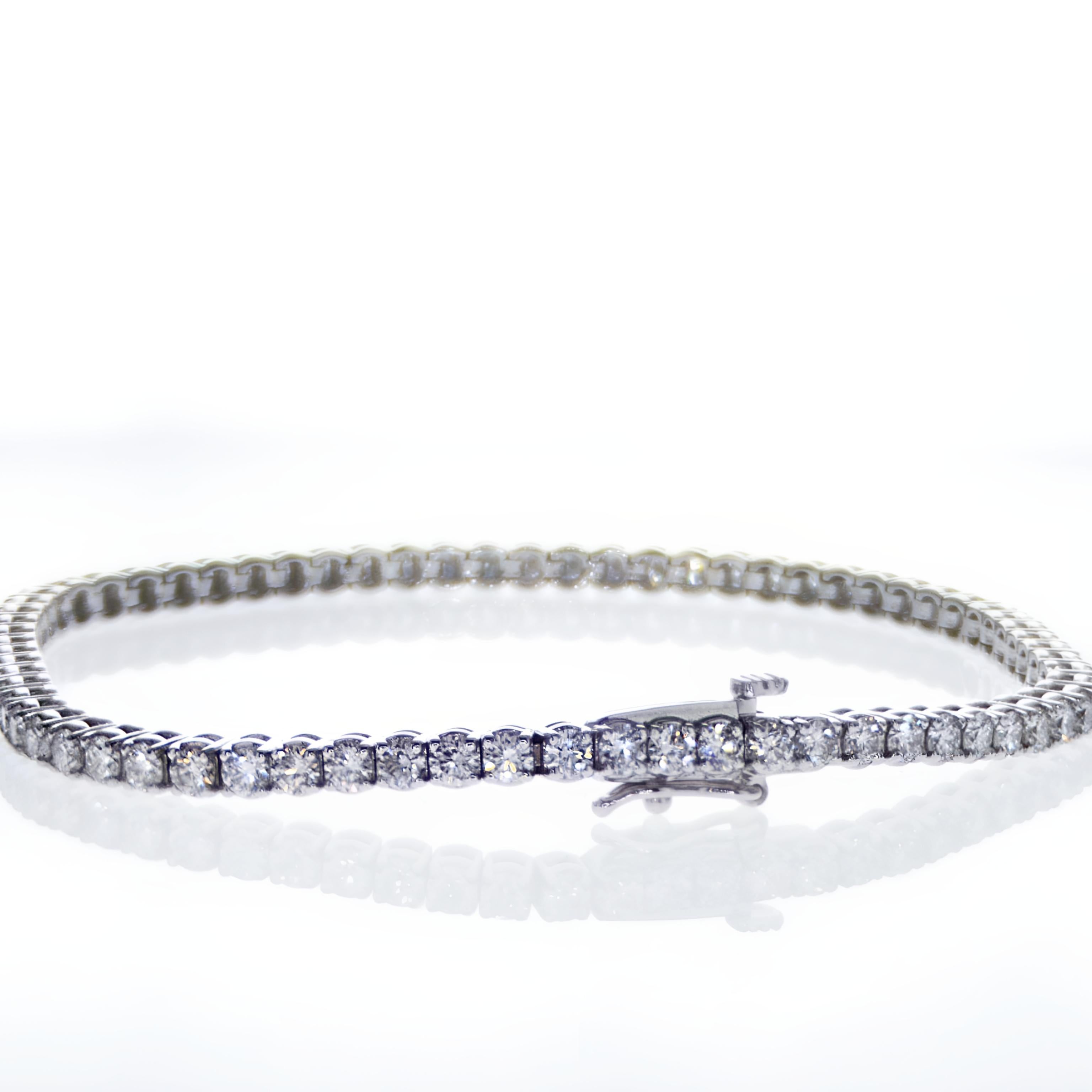 Luxurious Diamonds and 14K white Gold Tennis Bracelet

Product Description:

Introducing our White Gold Tennis Bracelet, an epitome of elegance and luxury. This remarkable tennis bracelet, crafted with utmost precision from 14K gold and adorned with