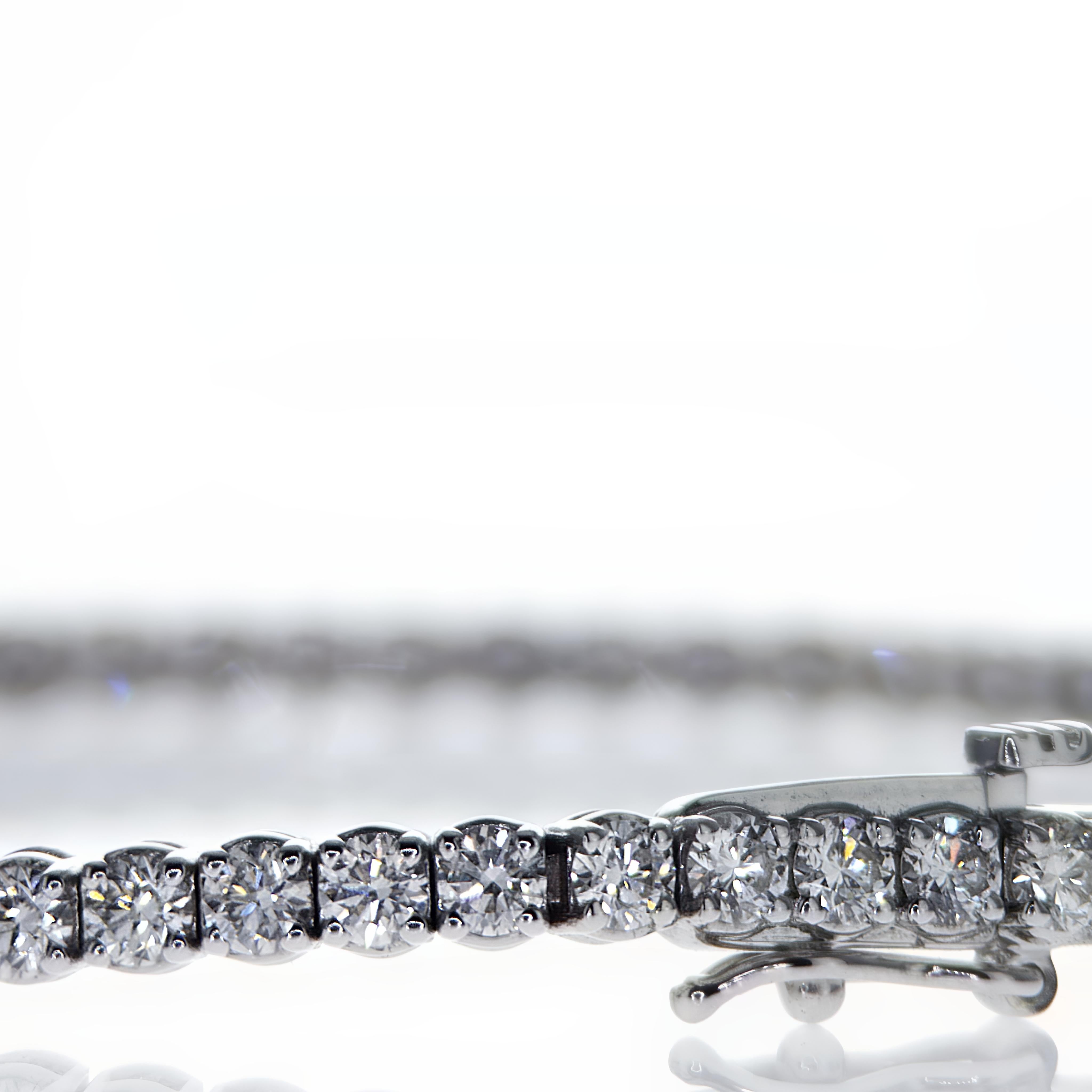 AIG Certified 4.11CT 14K White Gold Diamonds Tennis Bracelet In New Condition For Sale In רמת גן, IL