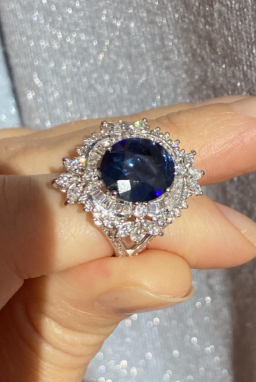 AIG Certified 4.15 Carats Ceylon Sapphire  1.53 Ct Diamonds 18K Gold Ring In New Condition For Sale In Massafra, IT