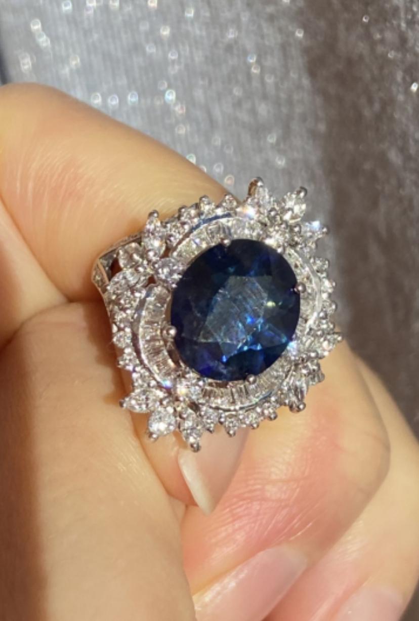 Women's AIG certified 4.15 Carats Royal Blu Sapphire Diamonds 18k gold ring For Sale