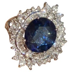 18 Karat Goldring mit AIG-zertifiziertem 4,15 Karat königsblauem Saphir und Diamanten