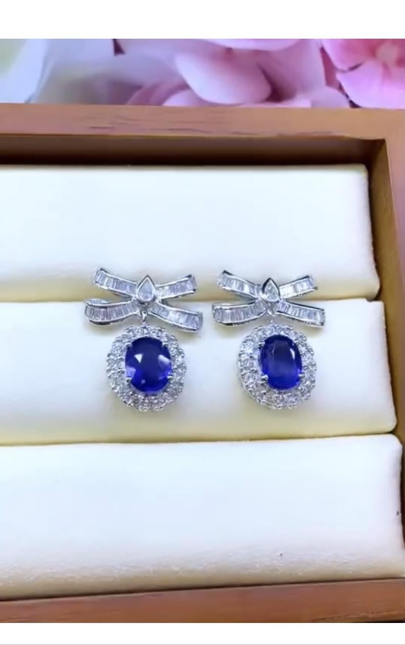 Taille ovale Saphirs de Ceylan certifiés AIG, 4.15 carats  Boucles d'oreilles en or 18K avec 2,40 ct de diamants en vente