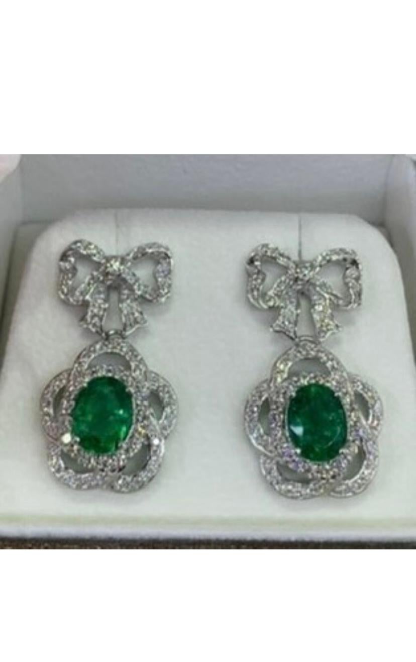 Une paire de boucles d'oreilles exclusive en émeraudes et diamants, au design chic et élégant.
Ajoute une touche de classe et de charme à votre look, et rehausse votre style.
Cette magnifique pièce en or 18 carats est composée de 2 émeraudes