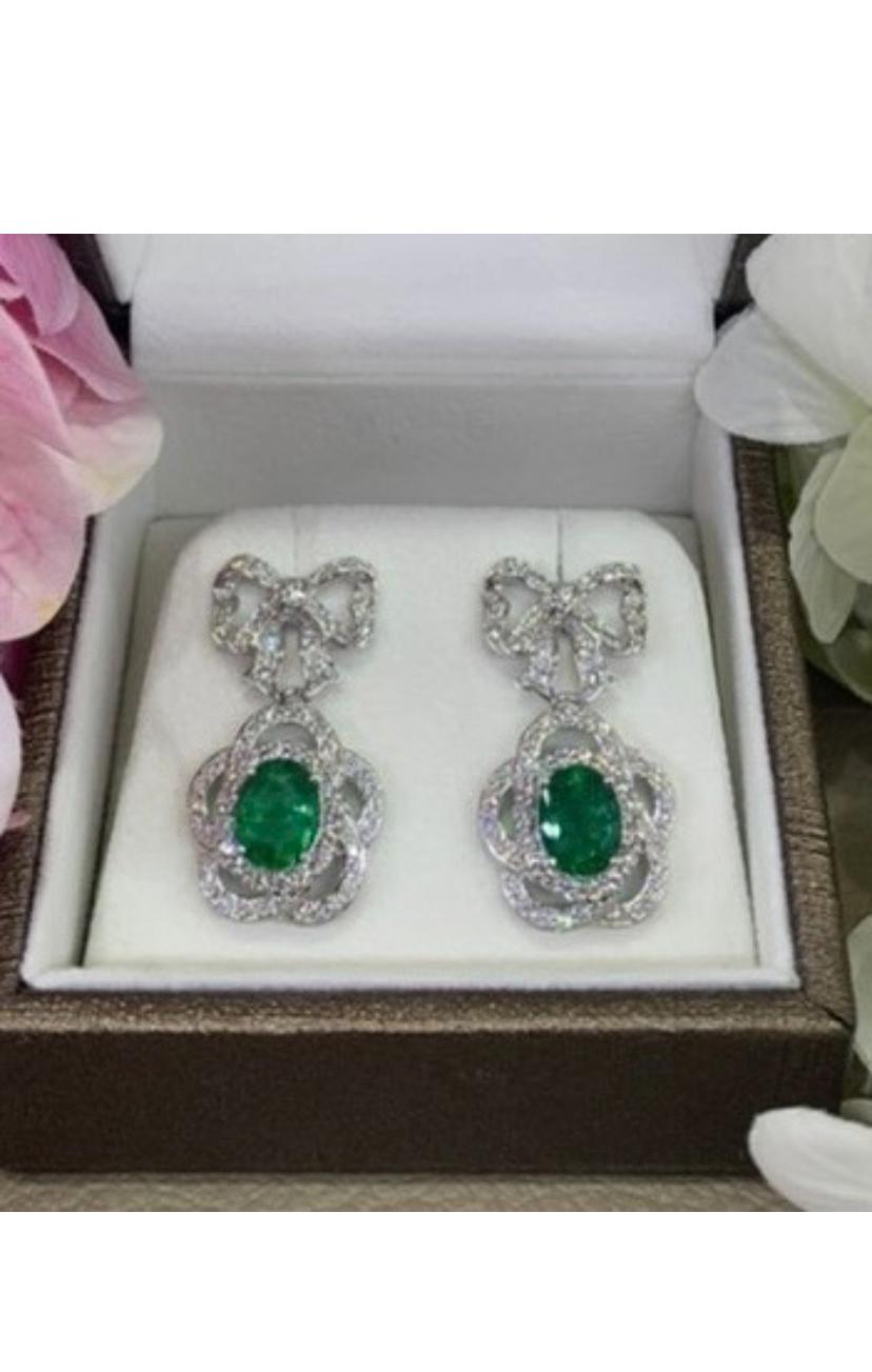 Taille ovale Boucles d'oreilles en or 18k certifiées AIG 4,15 ct émeraudes zambiennes 2,10 ct diamants en vente