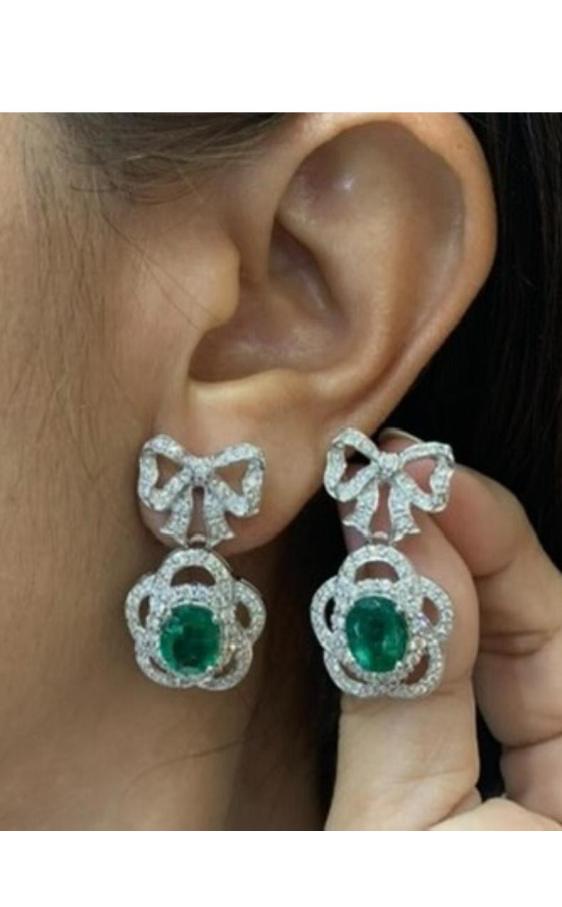 Boucles d'oreilles en or 18k certifiées AIG 4,15 ct émeraudes zambiennes 2,10 ct diamants Pour femmes en vente