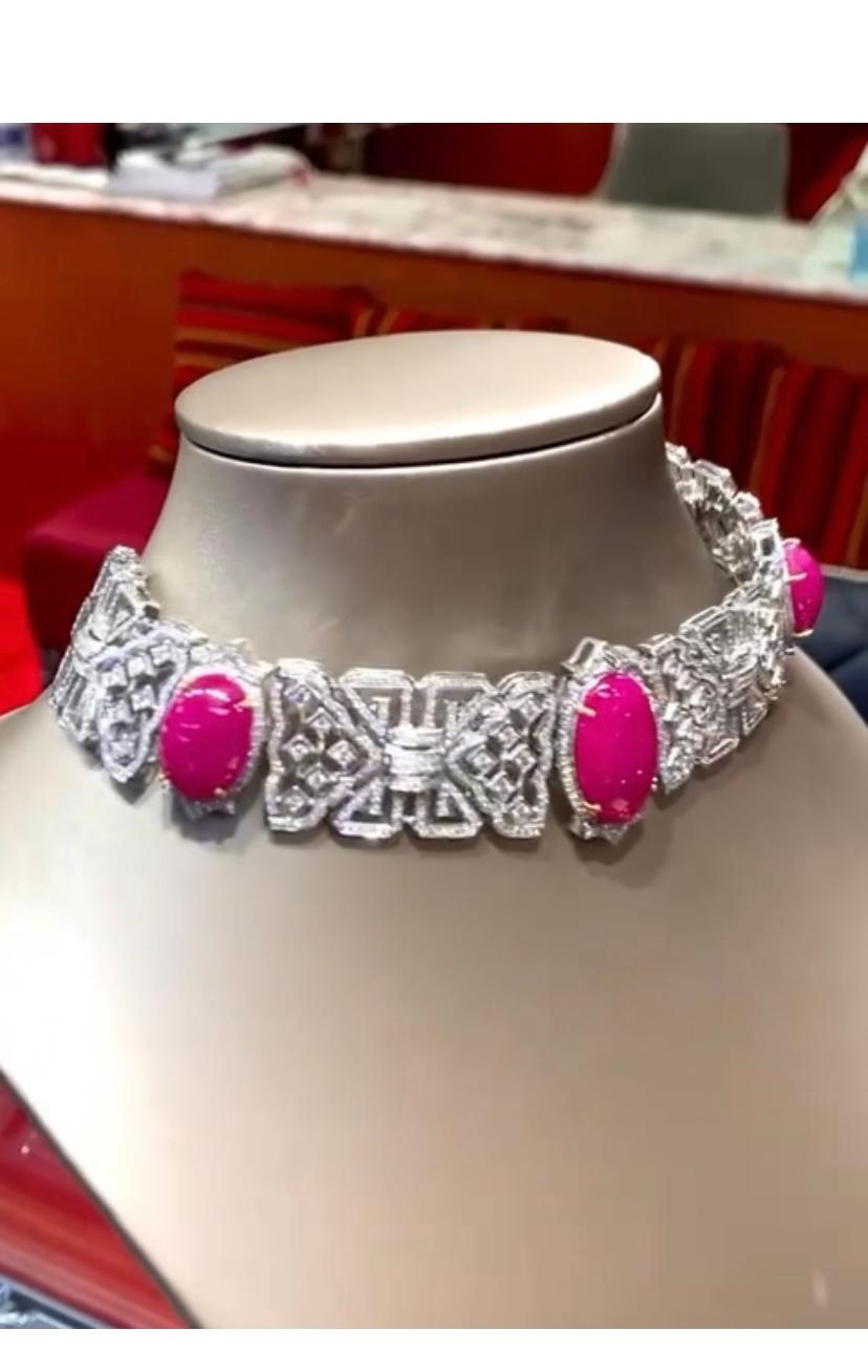 An exquisite choker, so sophisticated and refined  design, a very piece of contemporary art .
Choker come in 18k gold with 3 pieces of natural Burma rubies in oval cabochon cut, fine quality, of 41.57 carats, so big , and 904 pieces of natural