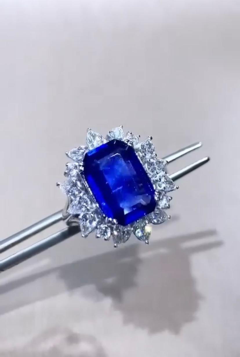 AIG Certified 4.20 Carats Ceylon Sapphire  1.50 Ct Diamonds 18K Gold Ring  In New Condition For Sale In Massafra, IT