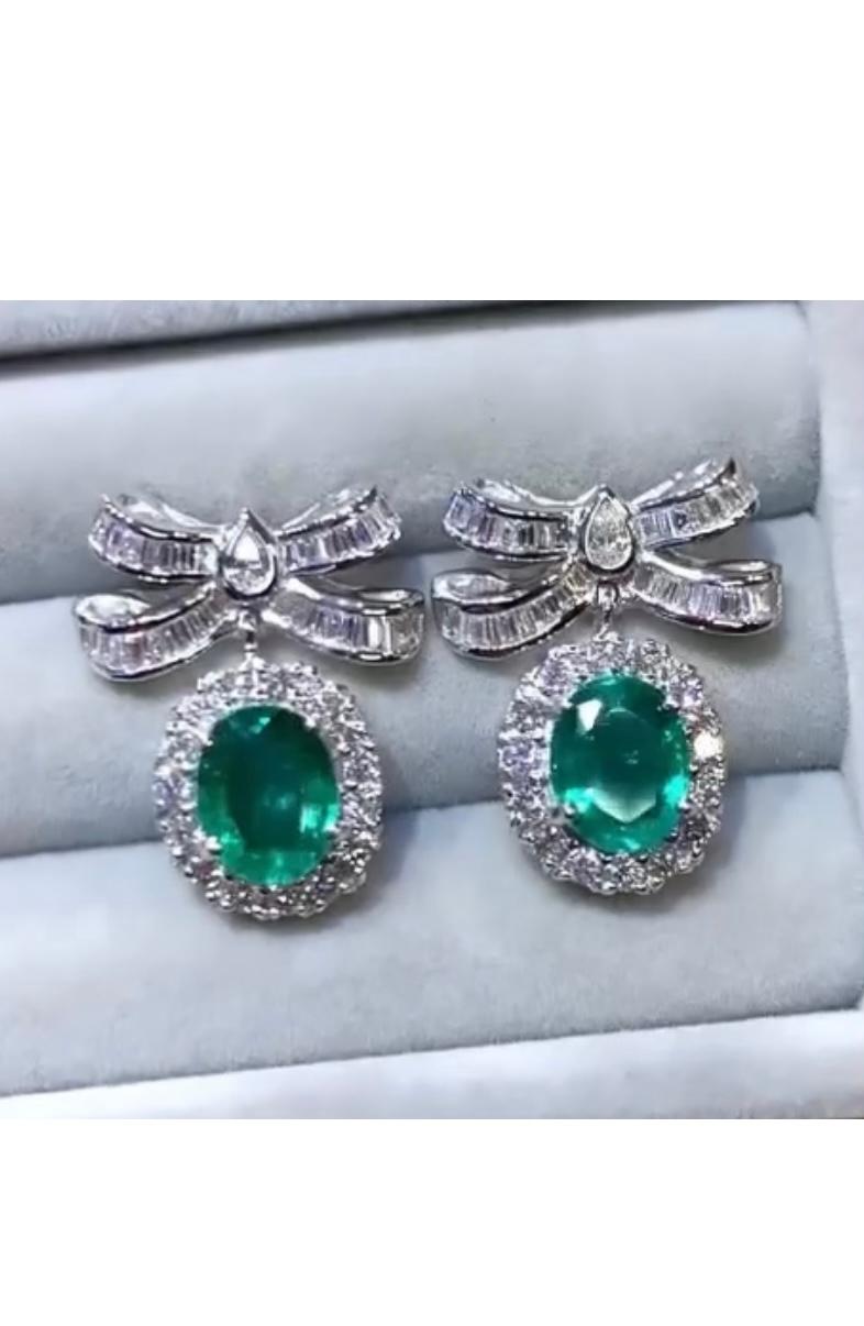 An exquisite pair of earrings in sophisticated design, so particular and elegant, a very piece of art. Adds a touch of charm and class on your look.
Magnificent earrings come in 18k gold with 2 pieces of Natural Zambian Emeralds, extra fine quality,