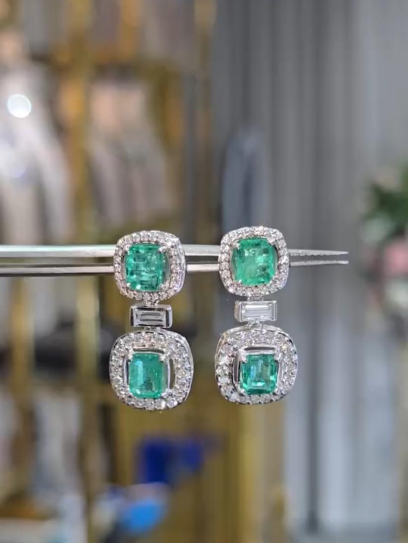 Taglio misto Orecchini in oro 18k con smeraldi dello Zambia certificati AIG da 4,40 carati e 1,15 carati di diamanti in vendita