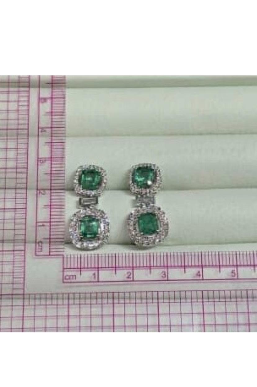 Donna Orecchini in oro 18k con smeraldi dello Zambia certificati AIG da 4,40 carati e 1,15 carati di diamanti in vendita