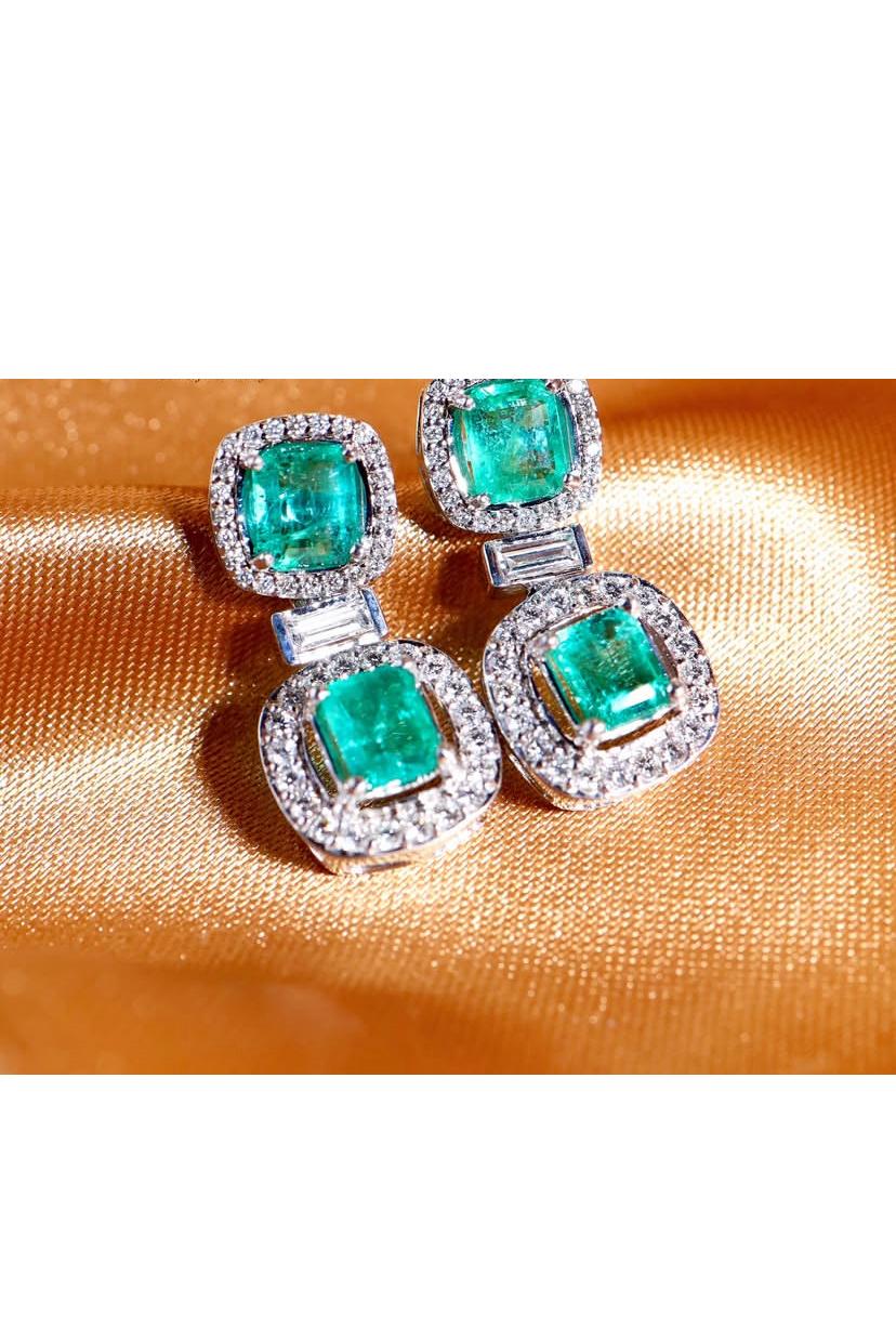 Orecchini in oro 18k con smeraldi dello Zambia certificati AIG da 4,40 carati e 1,15 carati di diamanti in vendita 2