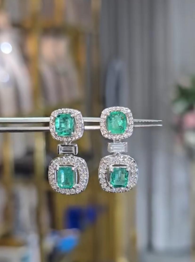 Orecchini in oro 18k con smeraldi dello Zambia certificati AIG da 4,40 carati e 1,15 carati di diamanti in vendita 3