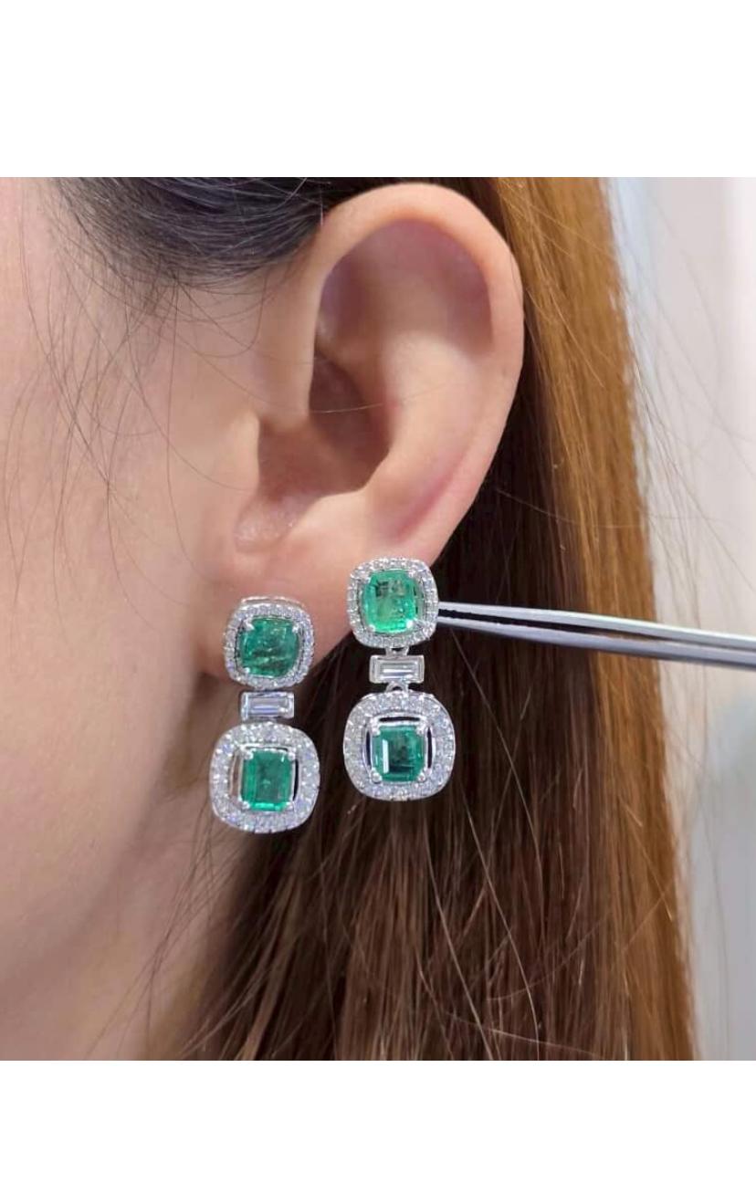 Orecchini in oro 18k con smeraldi dello Zambia certificati AIG da 4,40 carati e 1,15 carati di diamanti in vendita 4
