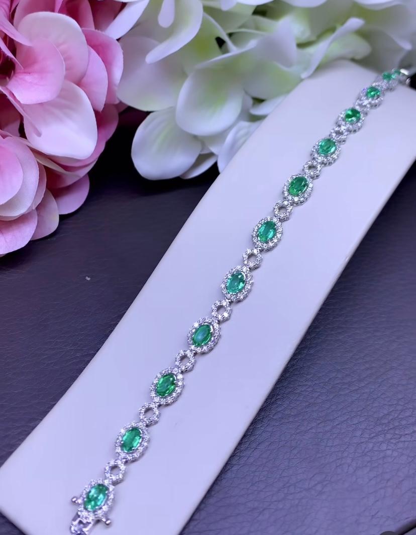 An exclusive bracelet in refined and sophisticated design, so modern, absolutely adorable, ideal for chic ladies.
Bracelet come in 18k gold with 12 pieces of Natural Zambian Emeralds, extra fine quality, stunning color , in perfect oval cut , of