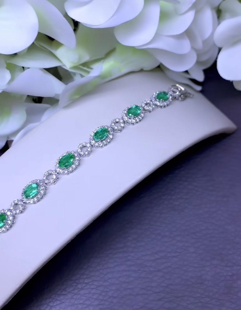 Oval Cut AIG Certified 4.40 Carats Zambian Emeralds  3.47 Ct Diamonds  18K Gold Bracelet  For Sale