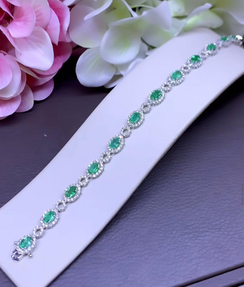 AIG Certified 4.40 Carats Zambian Emeralds  3.47 Ct Diamonds  18K Gold Bracelet  In New Condition For Sale In Massafra, IT