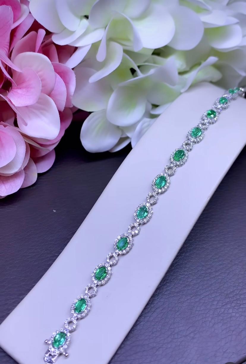 Women's or Men's AIG Certified 4.40 Carats Zambian Emeralds  3.47 Ct Diamonds  18K Gold Bracelet  For Sale