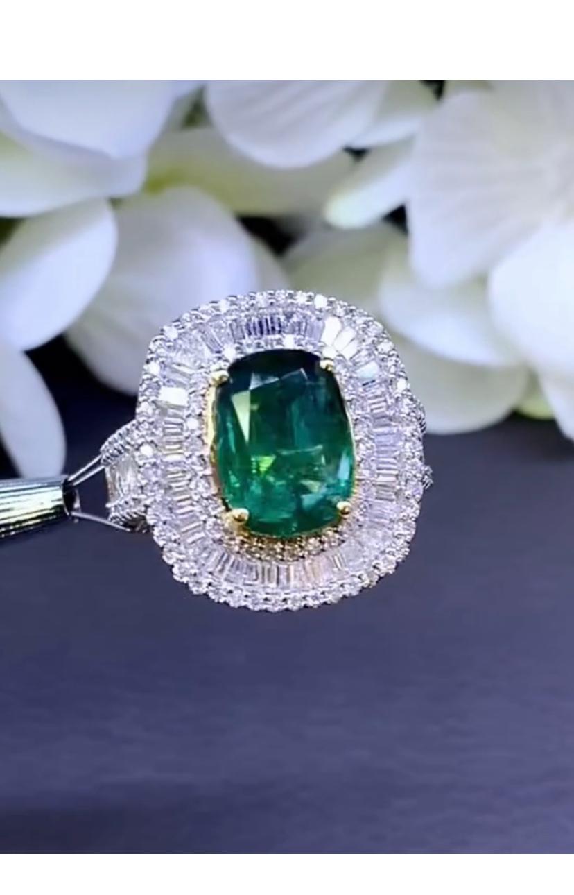 Un exclusivo anillo de Esmeralda y Diamantes, de diseño contemporáneo, tan refinado y sofisticado que elevará tu estilo y añadirá un toque de encanto y clase. 
Magnífico anillo de oro de 18 quilates con una Esmeralda Natural de Zambia de 4,40