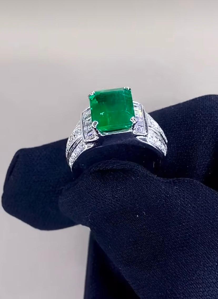 Ein exklusiver Ring mit Smaragd und Diamanten, in zeitgenössischem Design, so elegant und raffiniert.
Erhöhen Sie Ihren Look und verleihen Sie ihm einen Hauch von Klasse und Charme.
Atemberaubende kommen in 18k Gold mit einem natürlichen sambischen