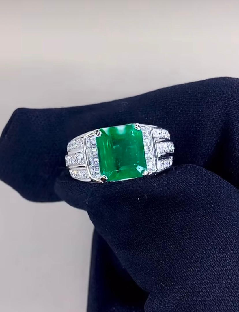 AIG-zertifizierter 4.40 Karat sambischer Smaragd  1,48 Karat Diamanten 18K Gold Ring (Smaragdschliff) im Angebot