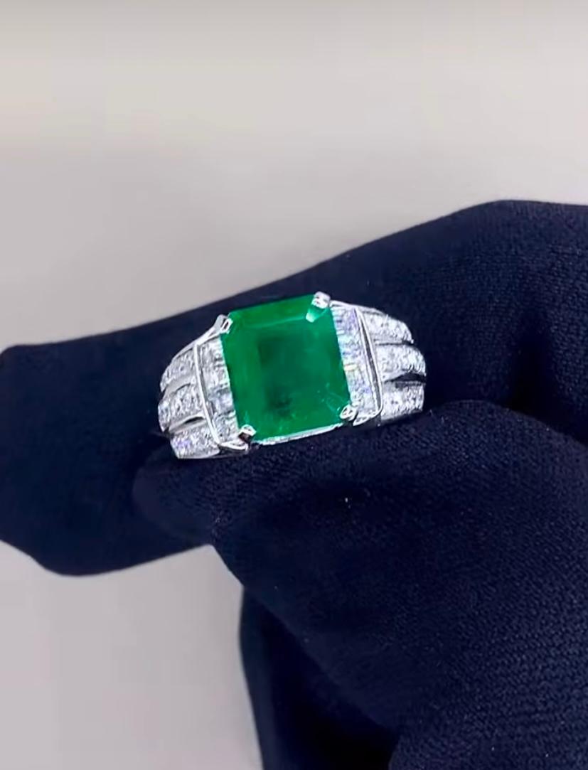 AIG-zertifizierter 4.40 Karat sambischer Smaragd  1,48 Karat Diamanten 18K Gold Ring im Zustand „Neu“ im Angebot in Massafra, IT