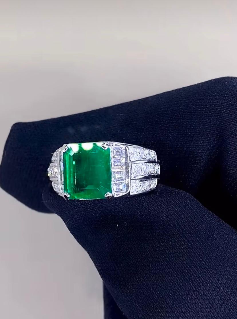 AIG-zertifizierter 4.40 Karat sambischer Smaragd  1,48 Karat Diamanten 18K Gold Ring für Damen oder Herren im Angebot