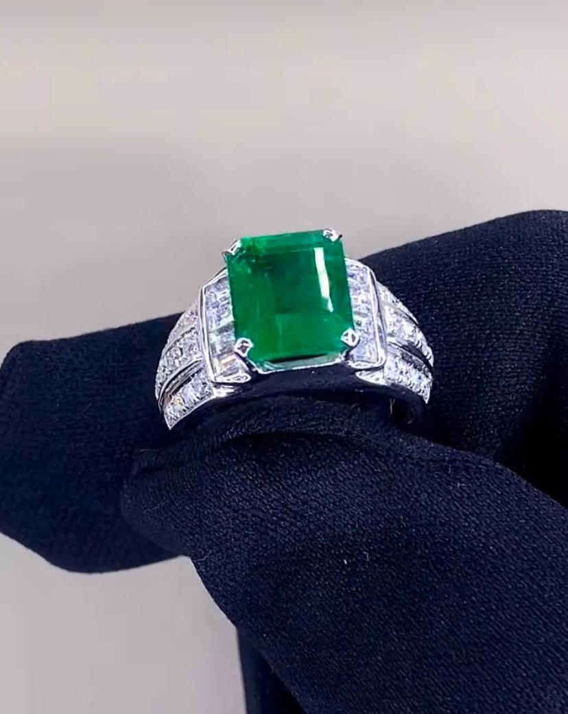 AIG-zertifizierter 4.40 Karat sambischer Smaragd  1,48 Karat Diamanten 18K Gold Ring im Angebot 1